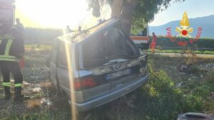 Perde controllo dell’auto e impatta contro alberi, conducente ferito