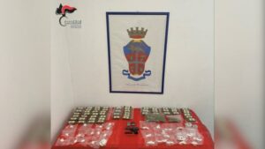 In casa una pistola, mezzo chilo di coca, 57 panetti di hascisc e 2 etti di marijuana: 25enne arrestato