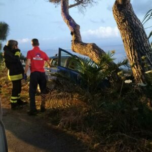 Auto contro un albero, muore una donna di 68 anni