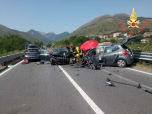 Violento scontro tra 3 auto, muore una donna. 5 i feriti