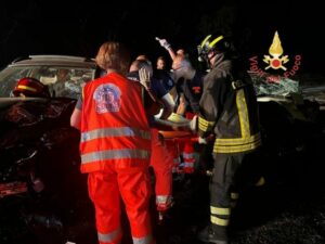 Violento scontro tra due auto, quattro i feriti