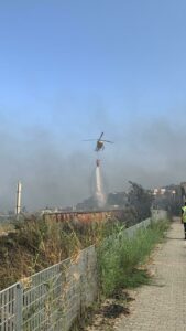 Vasto incendio a Soverato Nord