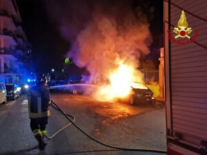 Auto in fiamme nella notte a Lamezia Terme, indagini sulle cause del rogo