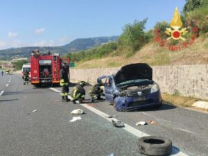 Perde controllo dell’auto e sbatte contro barriere sull’A2, quattro feriti