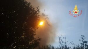 Incendio di macchia mediterranea e canneti a Catanzaro