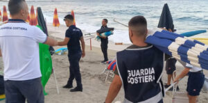 Nuovi sequestri di ombrelloni della Guardia Costiera di Soverato sulle spiagge libere