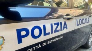 Soverato, macchina intralcia passaggio per disabili: intervento della polizia municipale