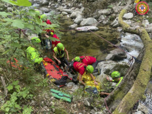 Esce per una passeggiata e cade in un torrente, uomo soccorso