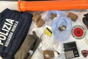 Tenta di nascondere cocaina e hashish in un tubo, 39enne arrestato