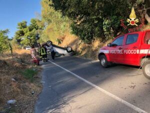 Uomo di 77 anni perde il controllo dell’auto e si ribalta, soccorso e trasportato in ospedale