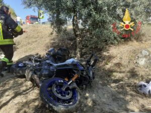 Perde il controllo della moto e finisce in una scarpata, muore centauro