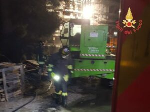 Fiamme ad un mezzo gommato a Catanzaro, ipotesi del rogo dolosa