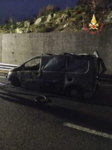 Furgone in fiamme sulla SS280 “Dei due Mari”, fumo in galleria e panico tra automobilisti in transito