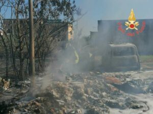 Incendio vegetazione nel quartiere Lido di Catanzaro, traffico ferroviario bloccato