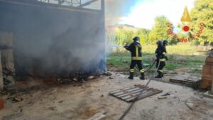 In fiamme struttura per deposito materiale edile in Loc. Germaneto a Catanzaro