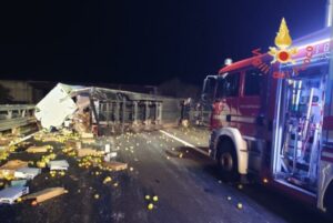 Tir si ribalta in autostrada, conducente ferito trasportato in ospedale