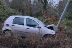 Si schianta violentemente contro un palo della luce, muore un 52enne