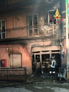 Ufficio postale distrutto da un incendio in Calabria, indagini sulle cause del rogo