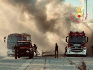 Incendio imbarcazione nel porto di Roccella Jonica