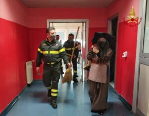 La Befana dei Vigili del Fuoco in visita al reparto di pediatria dell’ospedale di Lamezia Terme