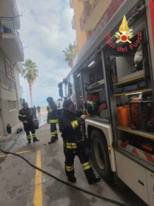 Incendio abitazione, intervento dei vigili del fuoco