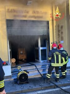 Incendio in una libreria a Lamezia Terme