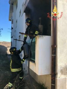 Caldaia in fiamme su un balcone nel catanzarese