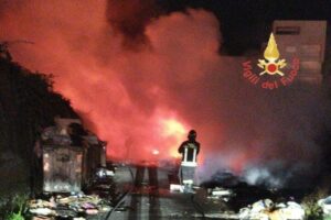 Vasto incendio nel campo nomadi di contrada Scordovillo a Lamezia Terme