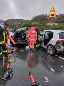 Tragico scontro tra 2 auto in Calabria, due morti e due feriti gravi