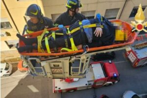 Ferito e bloccato in casa, salvato dai vigili del fuoco un uomo al quarto piano di un palazzo