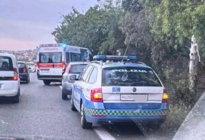 Ferito in uno scontro con auto sulla Statale 106, motociclista 30enne muore dopo 4 giorni