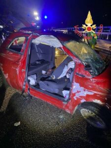 Auto sbanda e impatta contro guardrail, quattro feriti