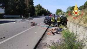 Violento scontro sulla Statale 106 nel catanzarese, una persona perde la vita