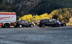 Trovato il cadavere di un uomo di 30 anni in auto, indagini