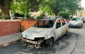 Incendiati due automezzi a un consigliere comunale in Calabria, indagini