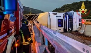 Autoarticolato si ribalta sull’A2, conducente ferito