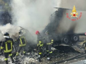 Autoarticolato in fiamme sull’A2, disagi al traffico