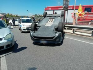 Auto si ribalta a Catanzaro, conducente ferito