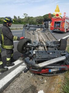 Incidente sull’autostrada A2 del Mediterraneo, auto si ribalta. Conducente ferita