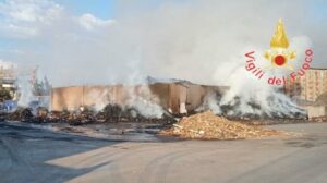 Incendio rifiuti nella zona industriale di Lamezia Terme