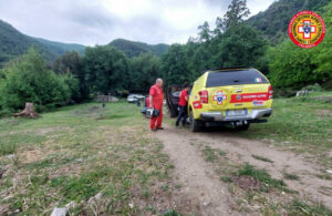 Finisce in un burrone con l’auto, 72enne perde la vita