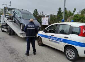 Auto e moto abbandonate a Catanzaro, al via le rimozioni