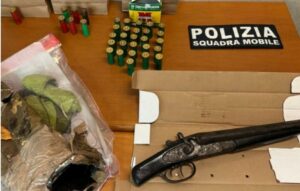 Scoperto fucile sotterrato in un podere, proprietario del casolare arrestato