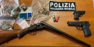 Armi clandestine e droga pronta per lo spaccio in un casolare, un arresto