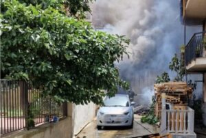 In fiamme deposito di materiale elettrico, 40 famiglie evacuate