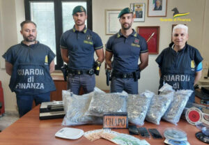 Marijuana in auto e cocaina in casa, arrestato