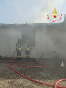 Incendio in uno stabile in costruzione