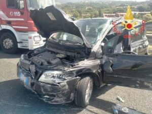 Perde il controllo dell’auto e impatta contro il guardrail ribaltandosi, conducente ferito trasportato in ospedale