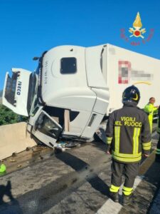 Tir sbatte contro un newjersey, conducente ferito