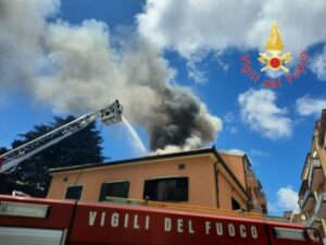 Incendio divampa sul tetto di un edificio, tratti in salvo due cani